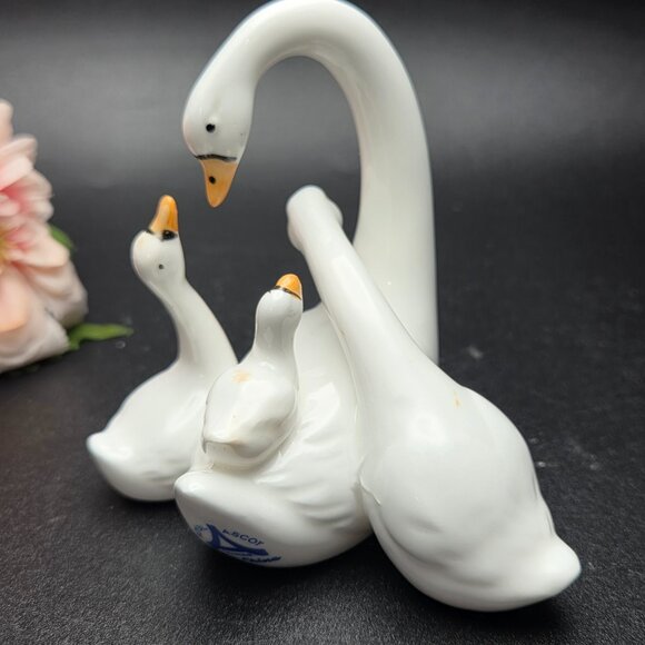 Vintage Royal Ascot Family Figurine Mother Swan & Baby Swans Cygnets Bone China - Picture 4 of 12